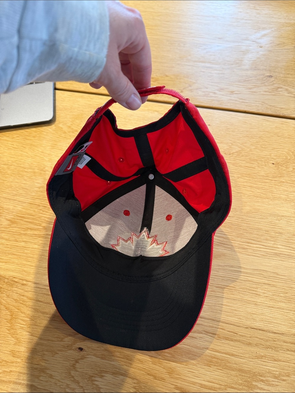 Nike Red Team Canada Maple Leaf Logo Cap - Picture 4 of 5